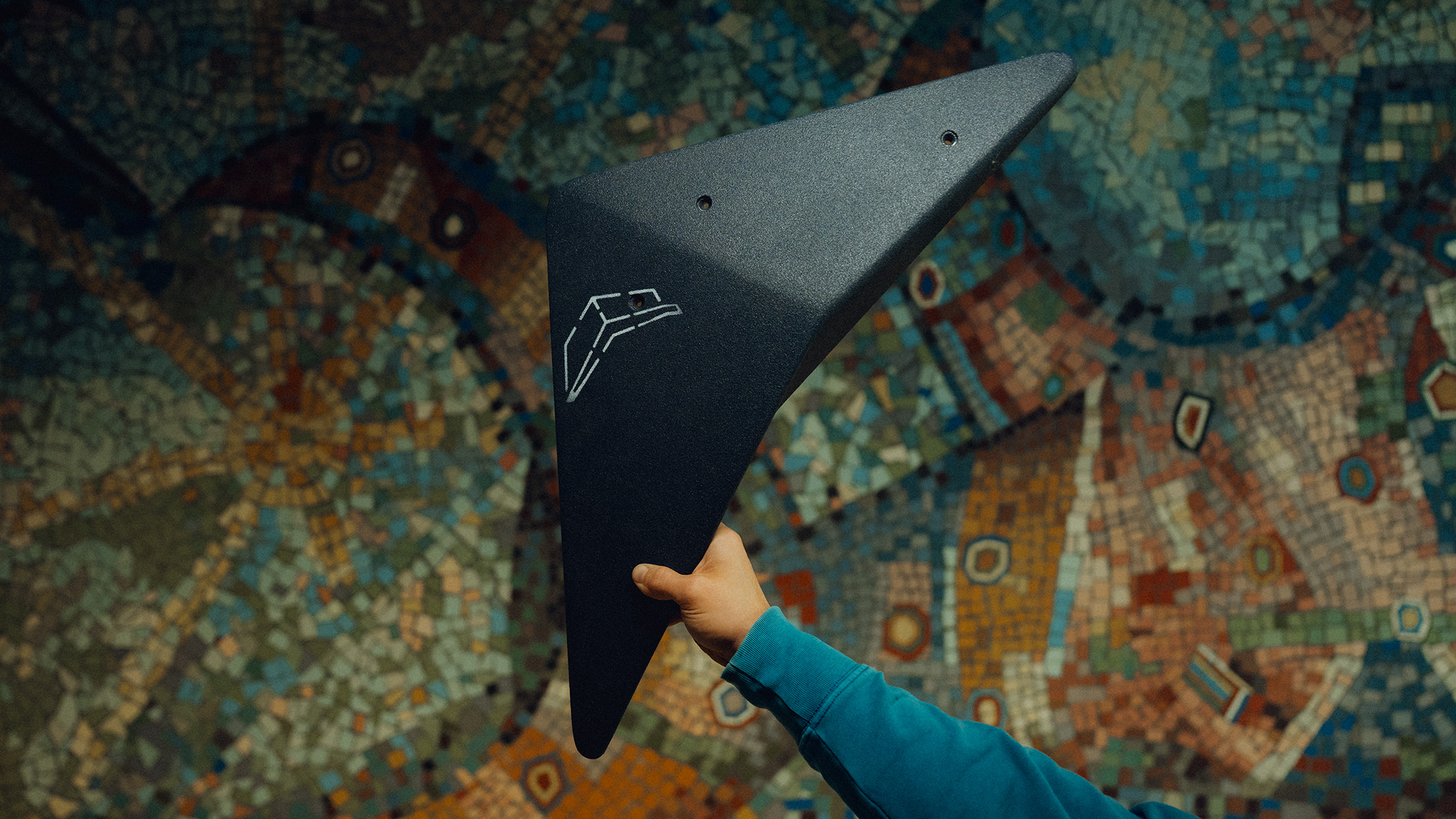 BANANA MOSAIC Volumen. Im Hintergrund eine Mosaikwand