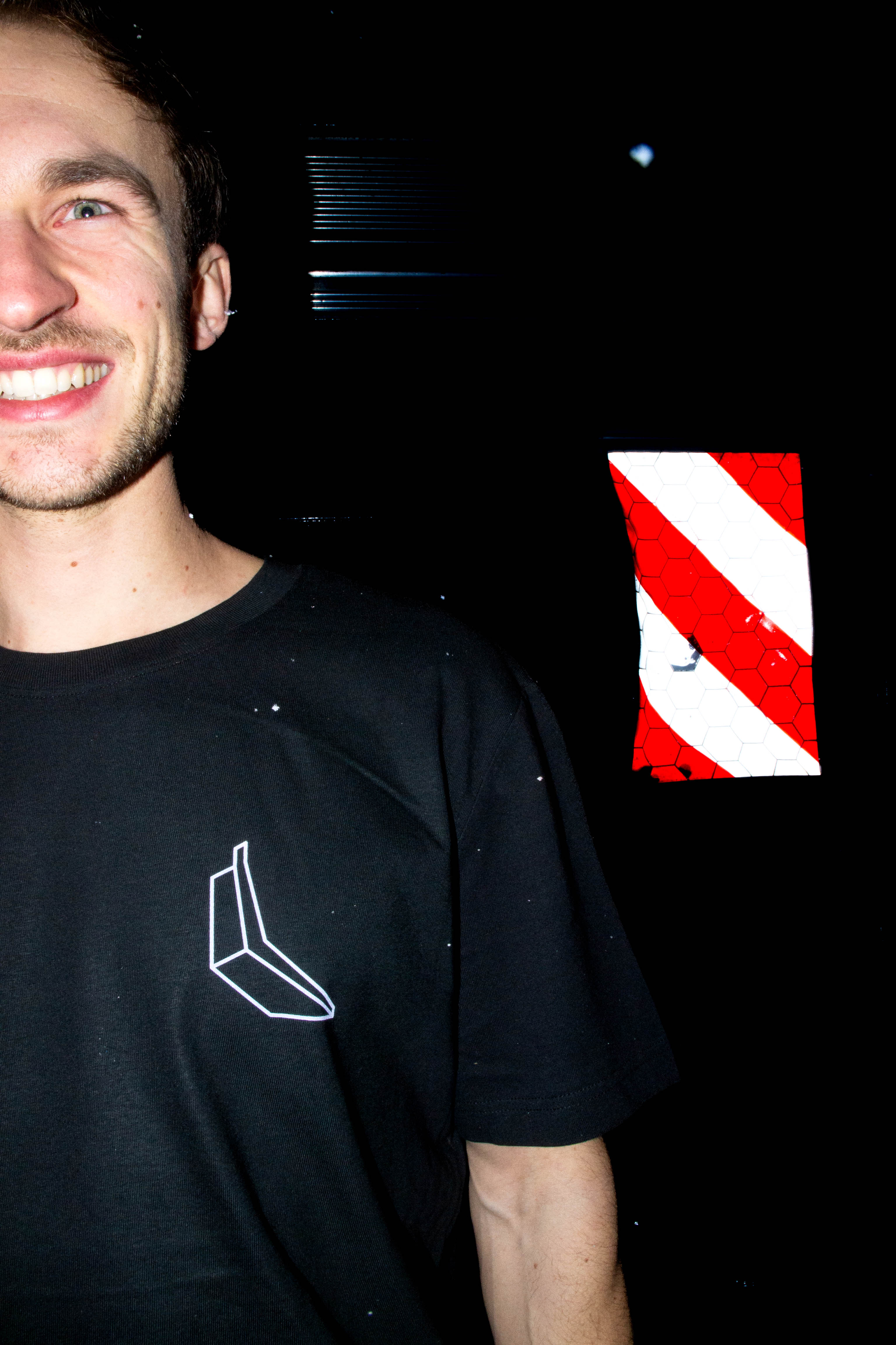 Schwarzes T-Shirt. BANANA darüber eine Banane und das Banana Climbing Logo.