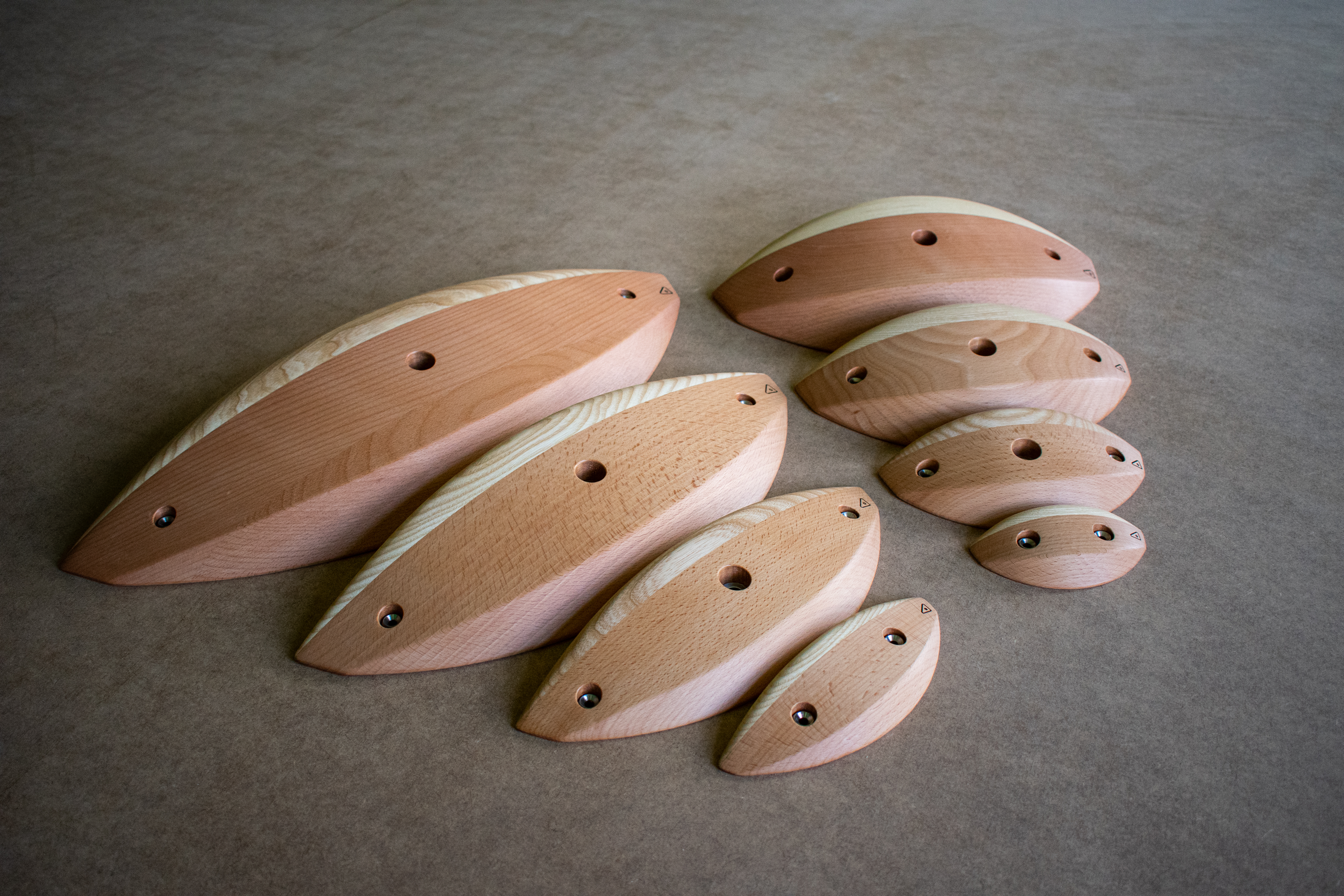 Acht unterschiedlich große Holzgriffe der Marke Handfest aus dem Set Leaves.