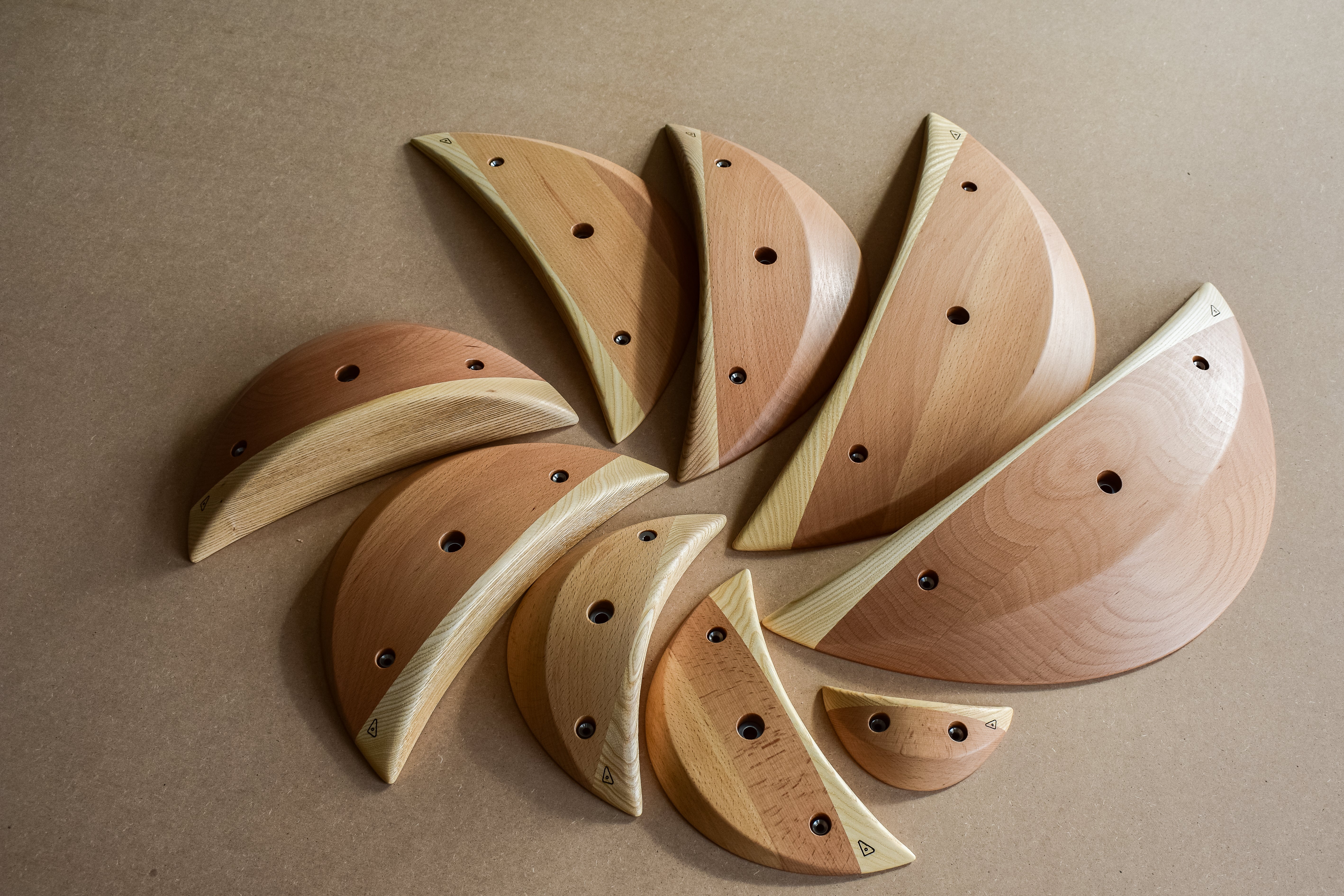 Neun unterschiedlich große Holzgriffe der Marke Handfest aus dem Set Moons.