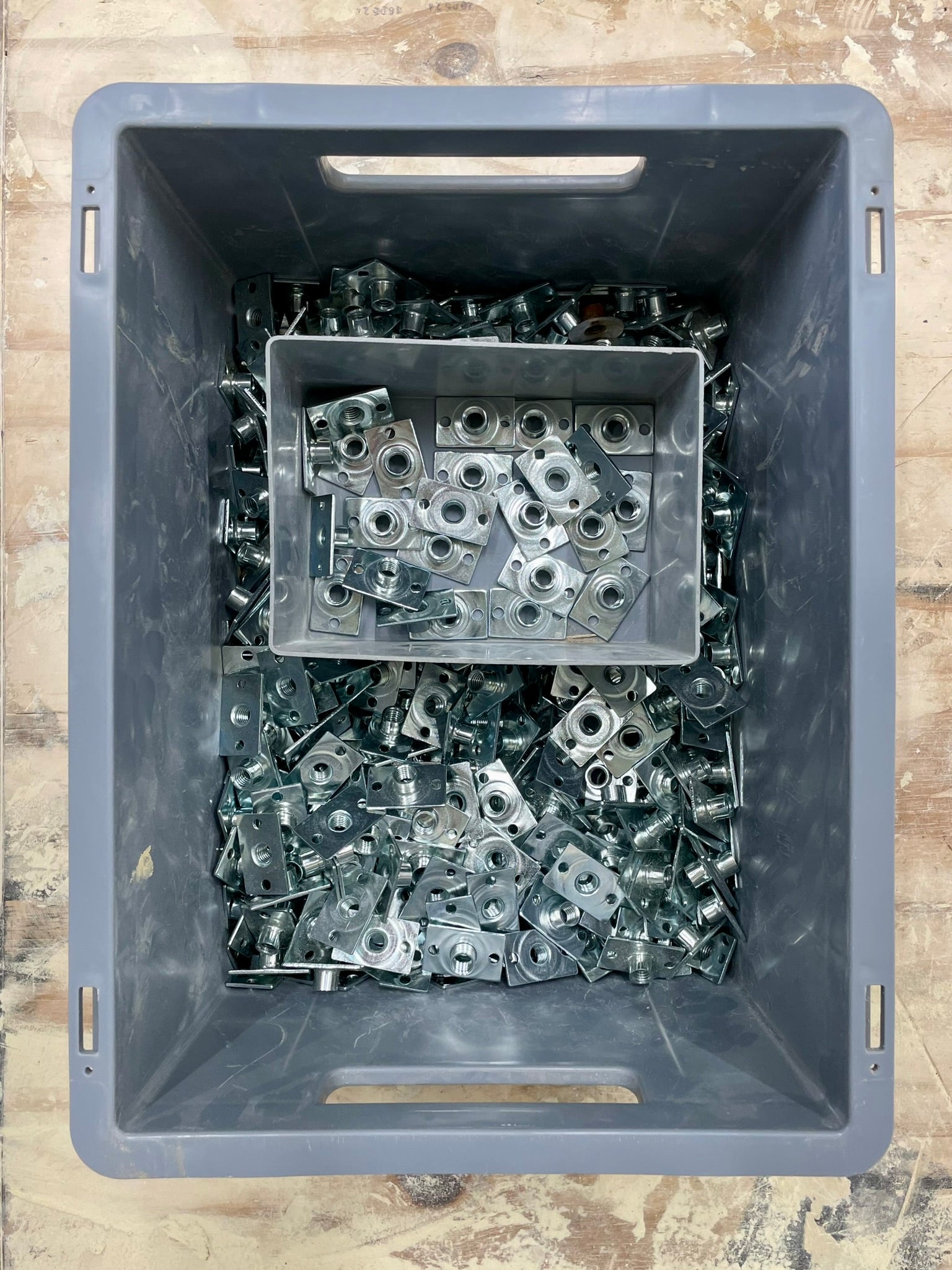 M10 Einschlagmuttern zum verschrauben in einer Eurobox.