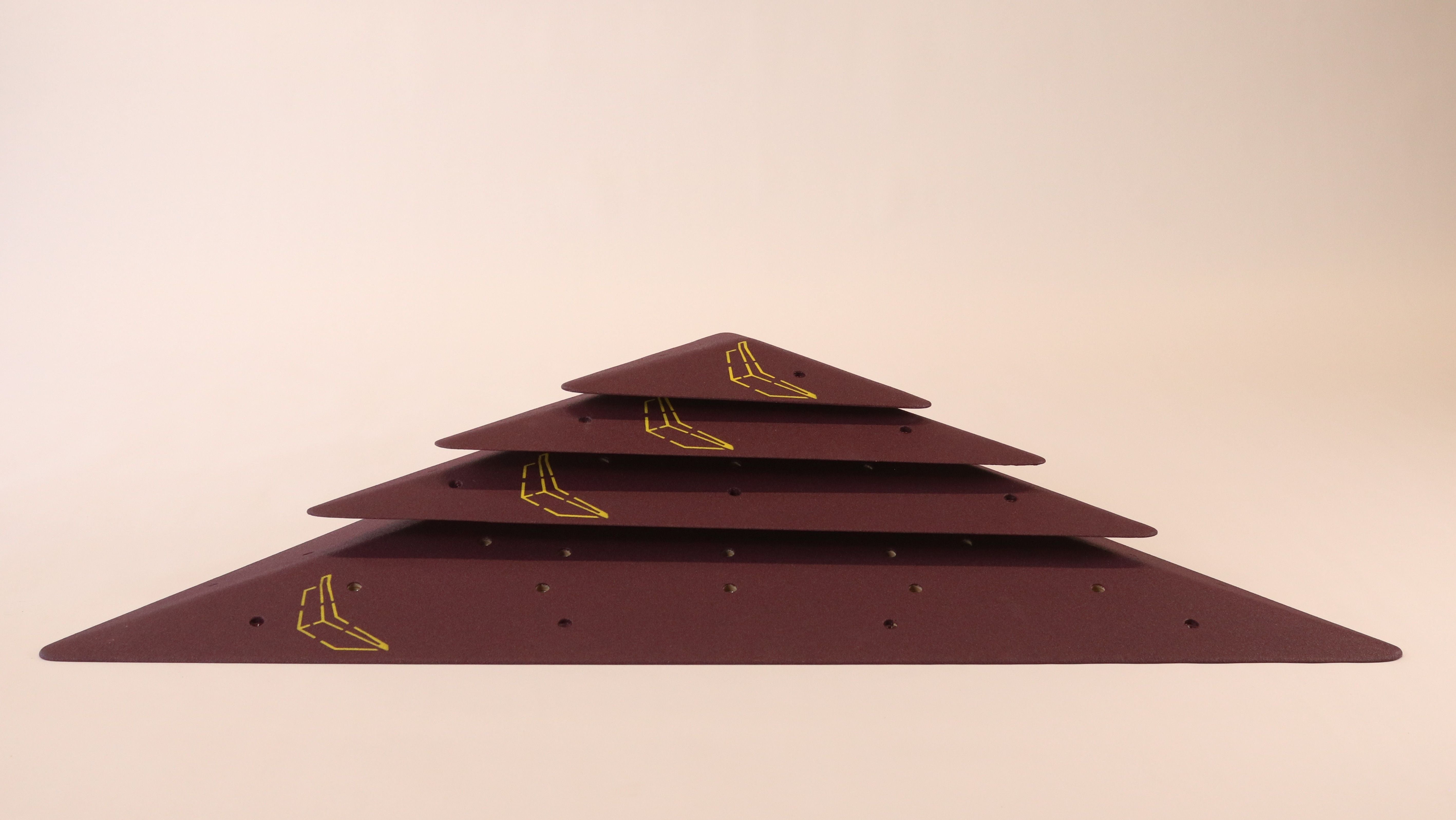 Superflat Banana Climbing Volumes. Klettergriffe und Volumenfür Kletterhallen.