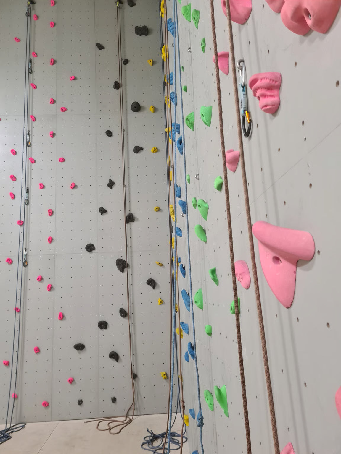 Kletterwand gebaut von Banana Climbing, Klettervolumen und Griffe für Boulderhallen und Kletterhallen, bouldern und klettern für Community und Routesetting