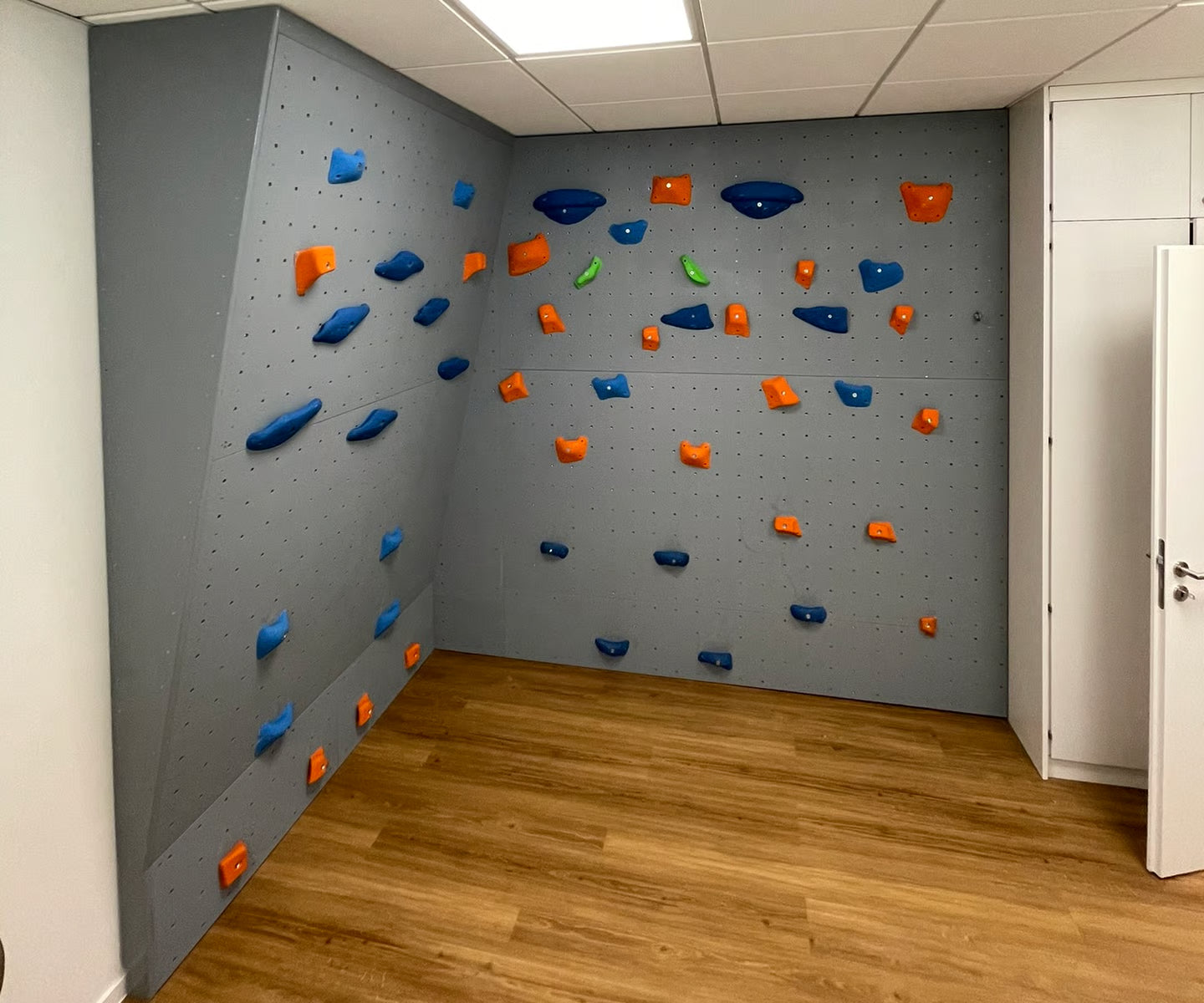 Therapiewand gebaut von Banana Climbing, Klettervolumen und Griffe für Boulderhallen und Kletterhallen, bouldern und klettern für Community und Routesetting