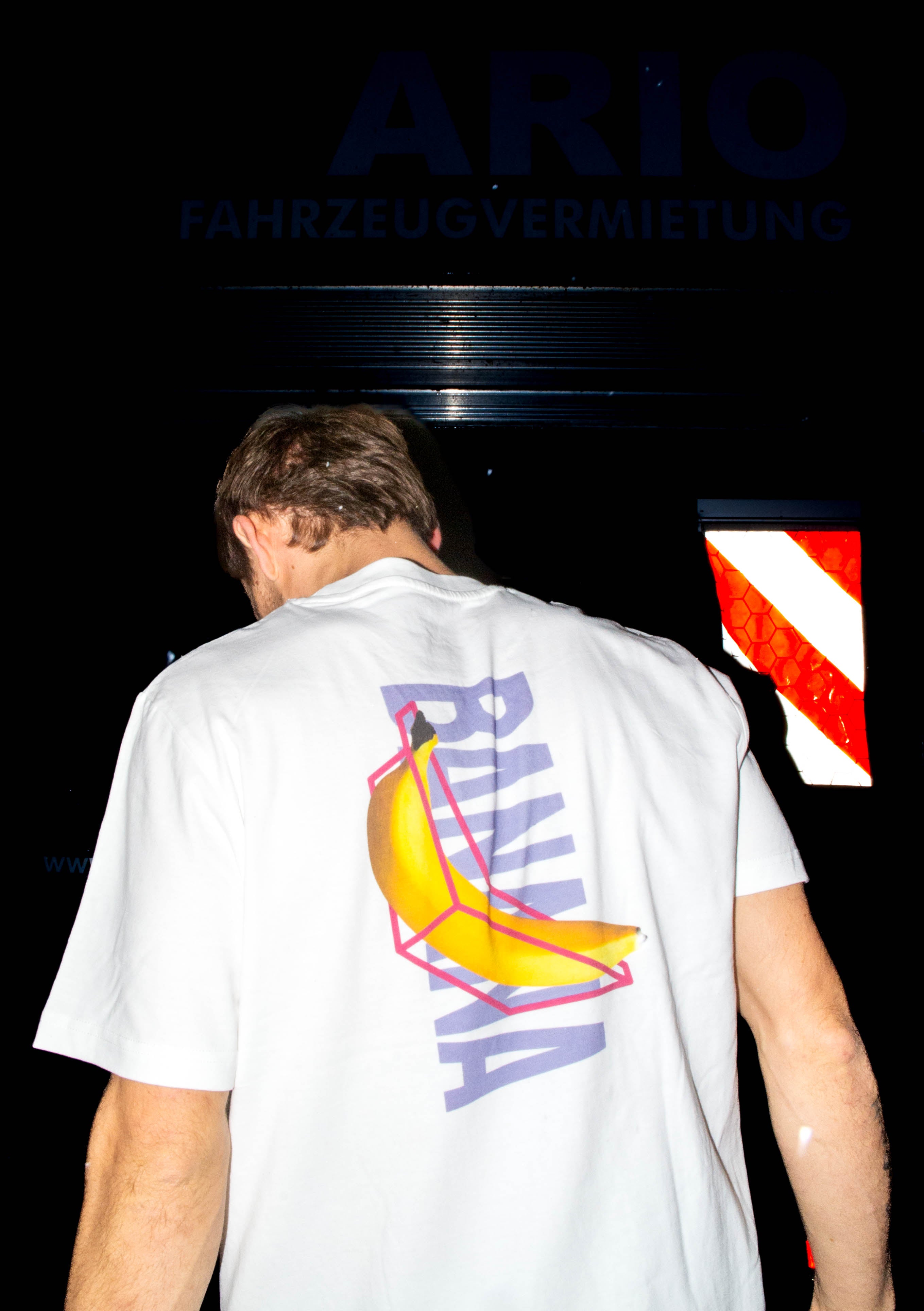 Weißes Banana Climbing Shirt. Von Hinten. Back Print. 