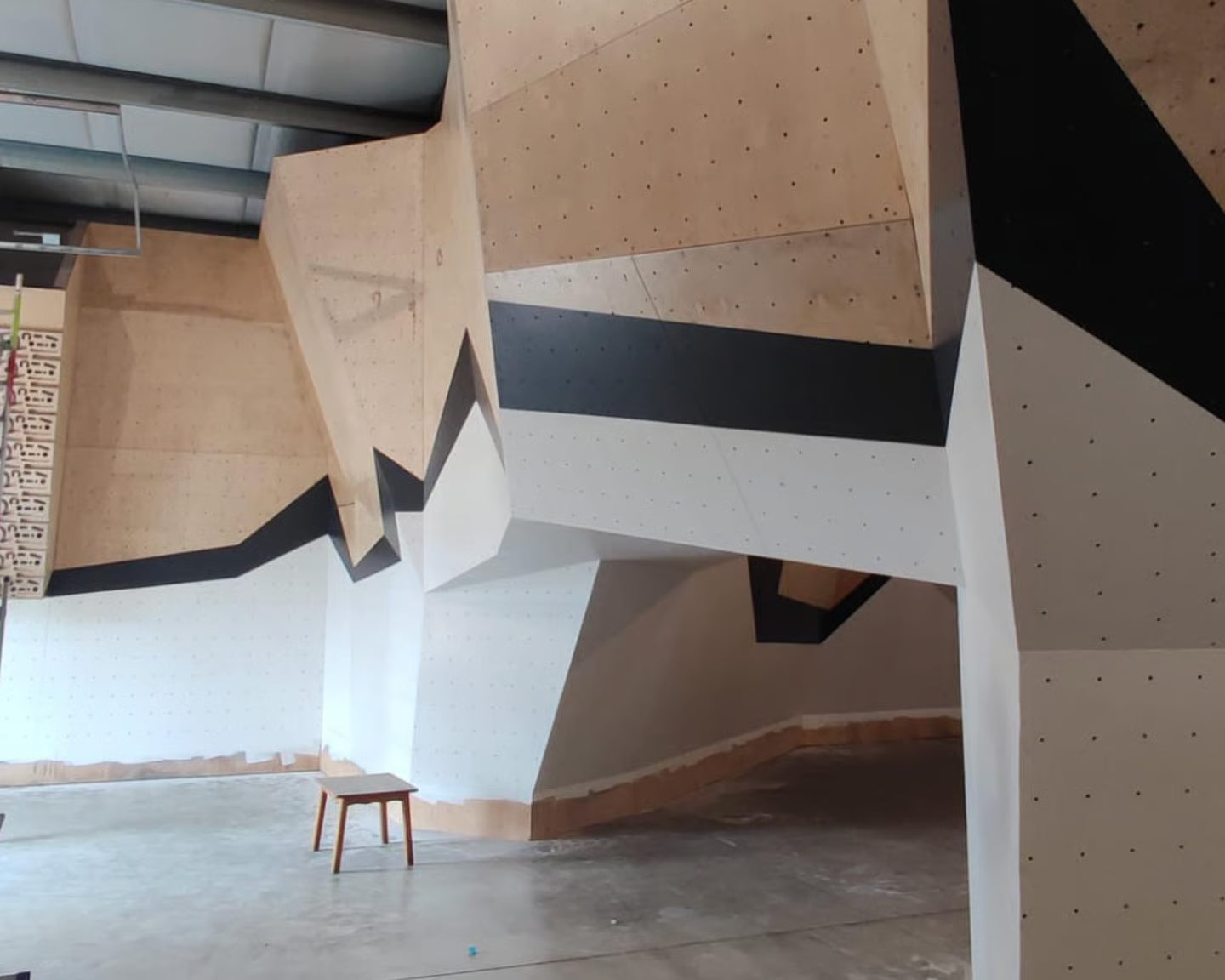 Boulderbereich, neubeschichtet, mit unterschiedlichen Farben. Refurbisched by Banana Climbing