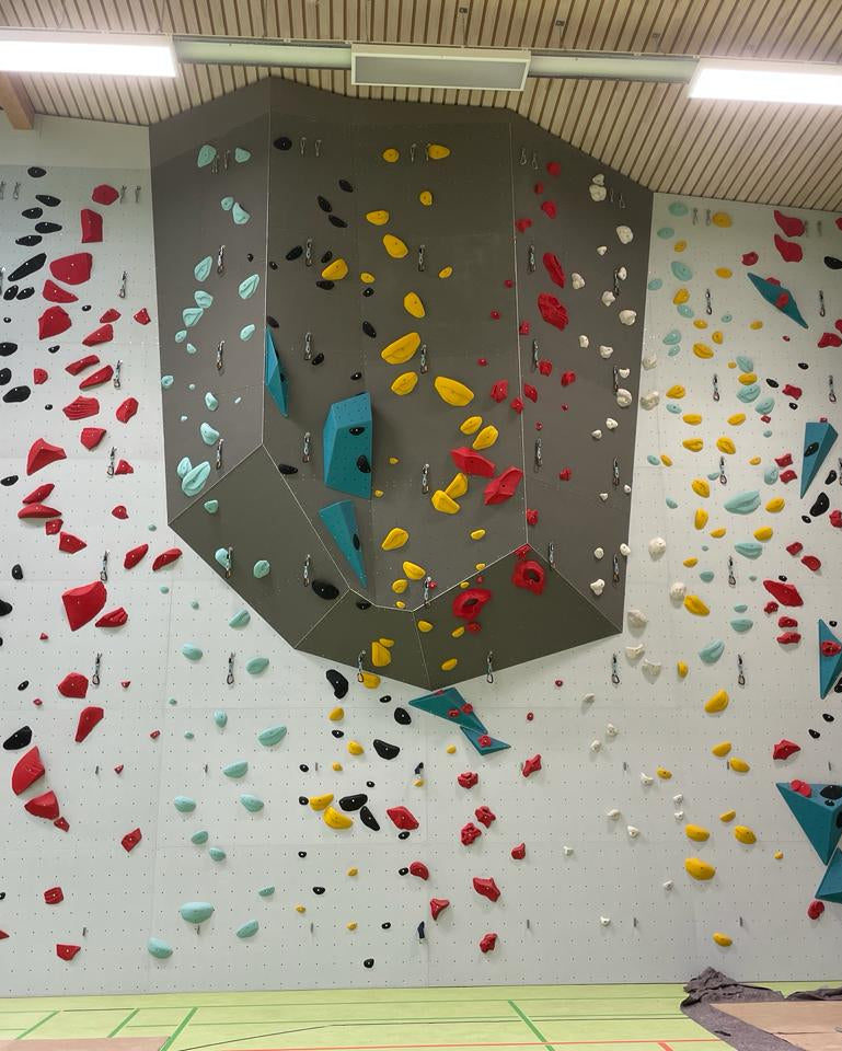 Kletterwand in Lübeck gebaut von Banana Climbing, Klettervolumen und Griffe für Boulderhallen und Kletterhallen, bouldern und klettern für Community und Routesetting