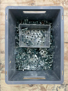 M10 Einschlagmuttern zum verschrauben in einer Eurobox.