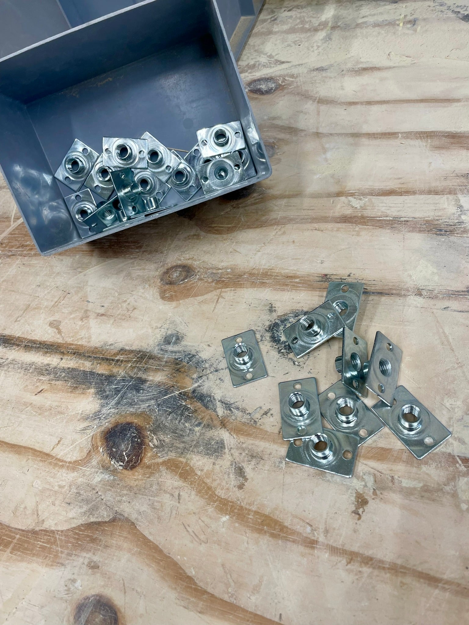 M10 Einschlagmuttern zum verschrauben auf einer Holzplatte.