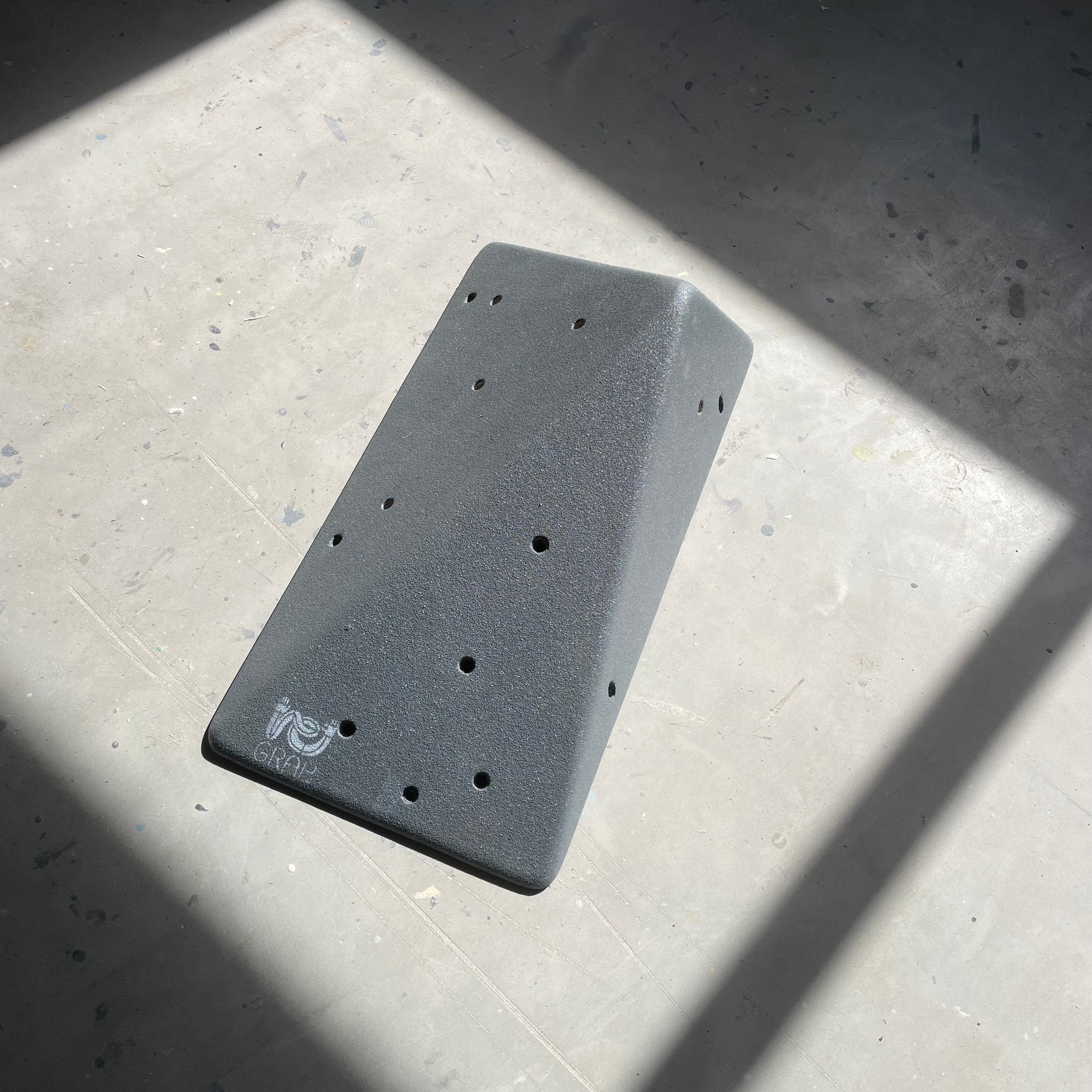 Ein schwarzes, viereckiges Volumen, von ReGrab generalüberholt, refurbished