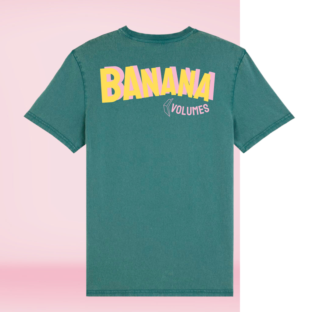 Ein grünes T-Shirt von Banana Volumes vor weiß-rosa Hintergrund.