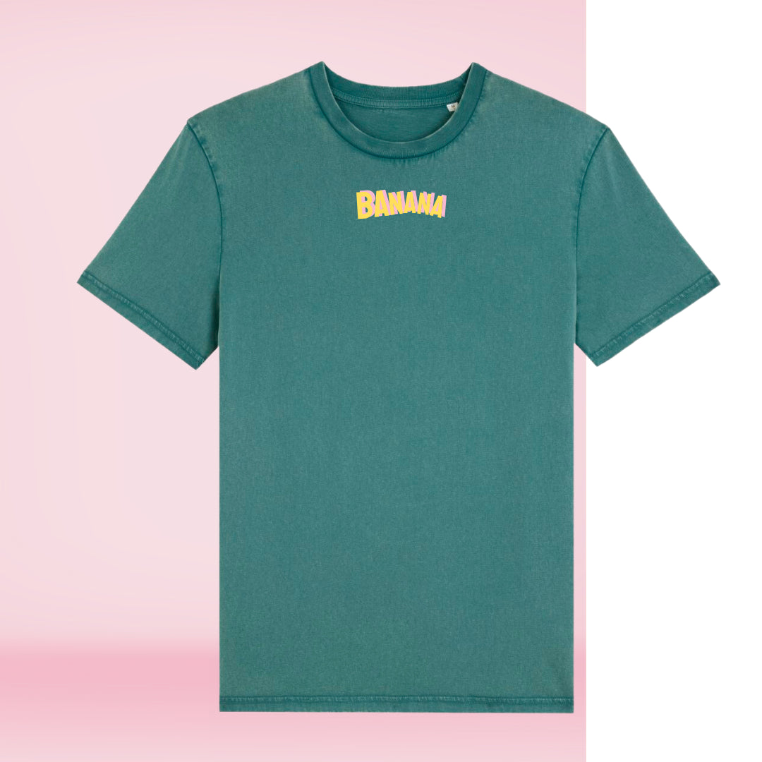 Ein grünes T-Shirt von Banana Volumes vor weiß-rosa Hintergrund.