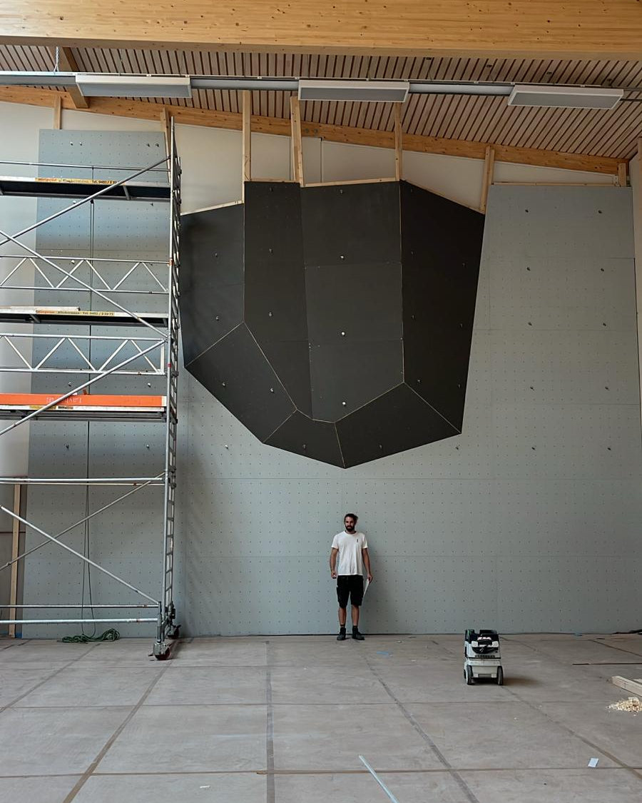 Kletterwände gebaut von Banana Climbing, Klettervolumen und Griffe für Boulderhallen und Kletterhallen, bouldern und klettern für Community und Routesetting