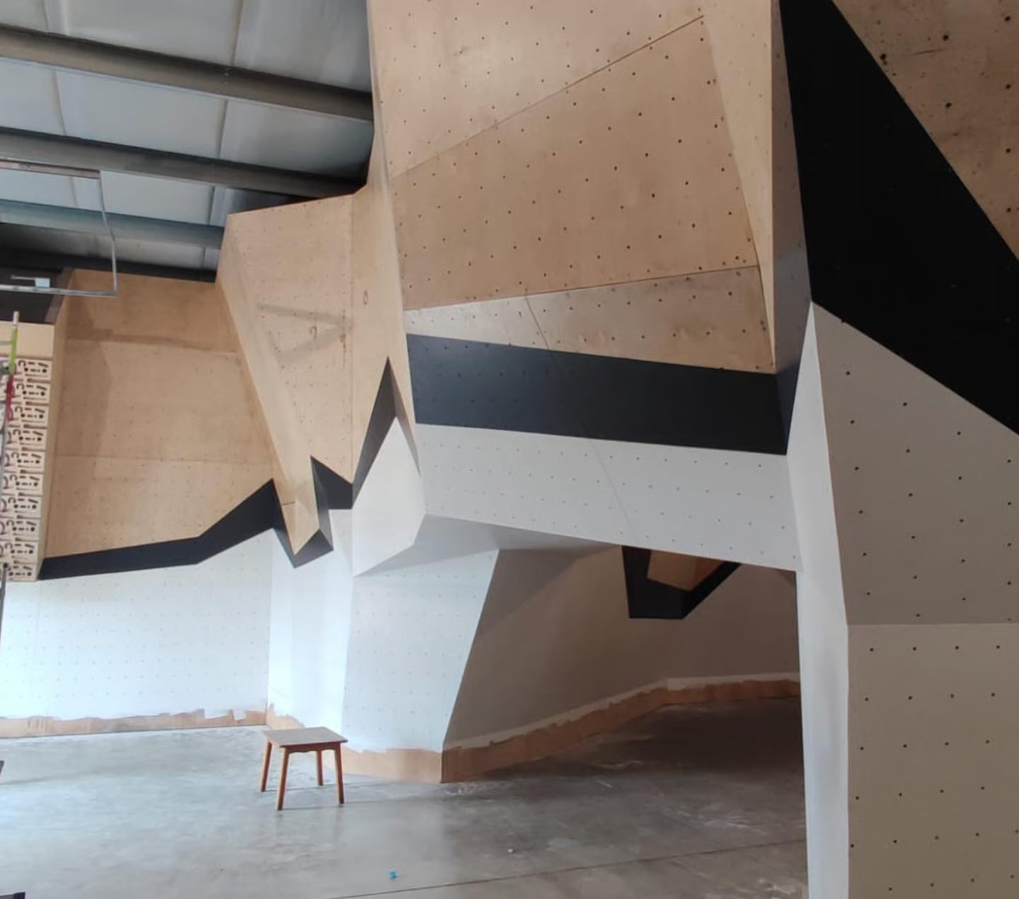 Kletterwand in Wittlich refurbished von Banana Climbing, Klettervolumen und Griffe für Boulderhallen und Kletterhallen, bouldern und klettern für Community und Routesetting